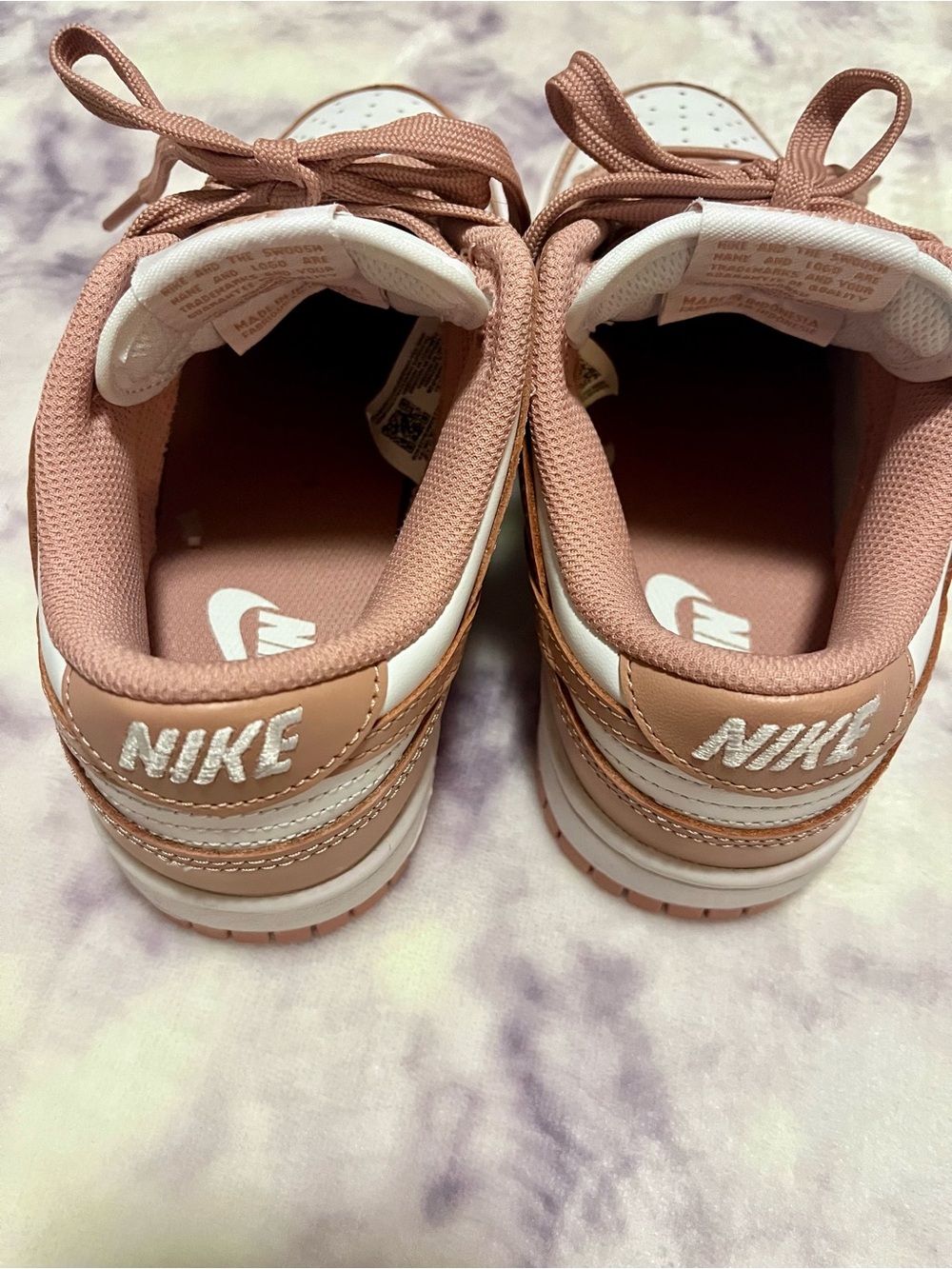 Nike Girls Low-Top Sneakers in Dusty Rose and White - Picture 5 of 6